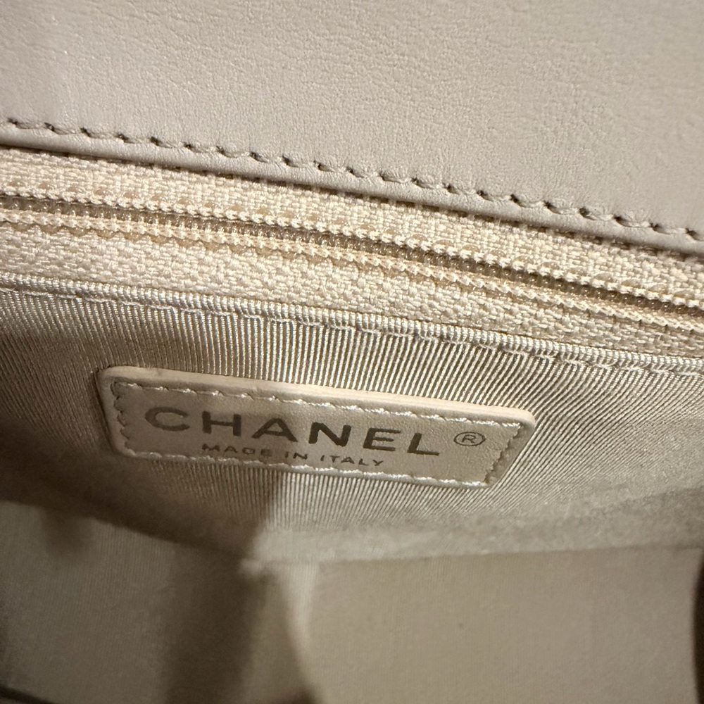 AUTHENTIC Chanel patent leather medium boy bag. - Picture 5 of 10